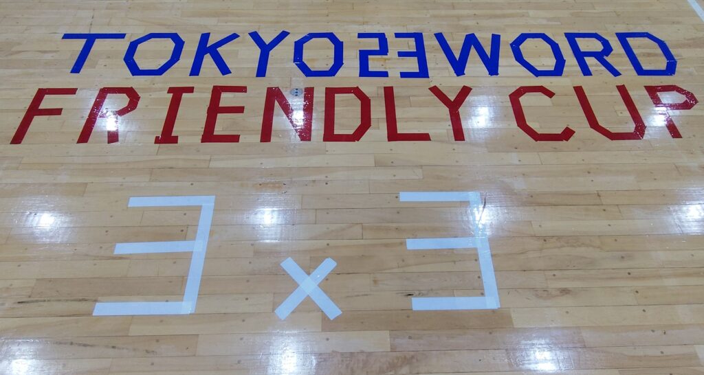 川村さんが床に描いた大会名です